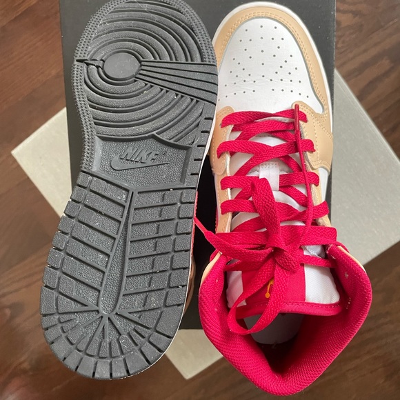 Nike Jordan 1 Mid Big Kid’s sz 5.5Y, W 6.5 - Picture 8 of 9